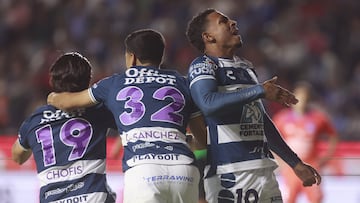 AME8079. PACHUCA (MÉXICO), 08/03/2025.- John Kennedy (d) de Pachuca celebra un gol ante Mazatlan este sábado, durante el encuentro de la jornada 11 del torneo Clausura 2025 del fútbol mexicano entre Pachuca y Mazatlan celebrado en el estadio Hidalgo de la ciudad de Pachuca, Hidalgo (México). EFE /David Martínez Pelcastre