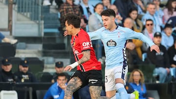 VIGO, 22/02/2026.- El centrocampista del Celta Hugo Álvarez (d) disputa un balón con el centrocampista del Mallorca Antonio Sánchez (i) durante el partido de la jornada 25 de LaLiga EA Sports que Celta de Vigo y RCD Mallorca disputan este domingo en el Estadio de Balaidos. EFE/ Salvador Sas