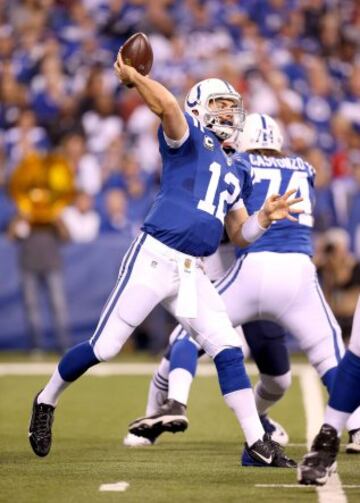 Por parte de los locales, Andrew Luck logr¨® el mismo n¨²mero de yardas (312) y touchdowns (3), sin lanzar ninguna intercepci¨®n aunque con un porcentaje menor (30 de 50). Hasta diez jugadores recibieron alg¨²n pase suyo, siendo sus mejores receptores T.Y. Hilton (6 recepciones para 74 yardas y un TD) y Moncrief (6 capturas, 69 yardas y otro TD).
