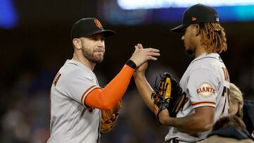 En un duelo de pitcheo, el equipo de San Francisco prevaleci&oacute; en Los Angeles gracias a un cuadrangular en solitario de Evan Longoria en la quinta entrada.