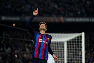 Marcos Alonso se?ala al cielo tras anotar el 1-0.