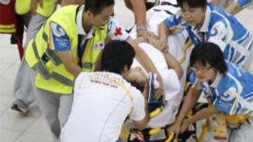 <b>DESMAYADA.</b>La japonesa Hiromi Kobayashi tuvo que ser atendida por los médicos tras sufrir un desmayo al final de la prueba de natación sincronizada por equipos.