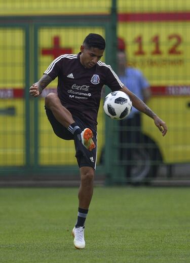 Su desequilibrio podría quedarse en la banca para este torneo. El gran momento que viven Lozano, Corona y Fabián, hace que sea más difícil su actuación.