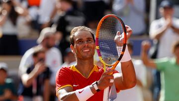 El tenista español Rafael Nadal celebra tras vencer al húngaro Marton Fucsovics en la primera ronda individual masculina de los Juegos Olímpicos.