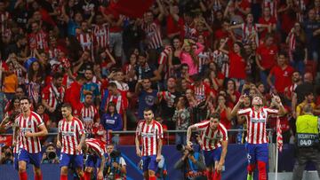Los jugadores del Atlético jaleados por sus aficionados en el encuentro ante la Juventus.