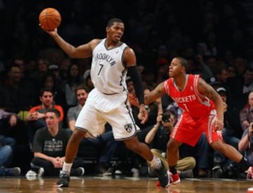 Joe Johnson defendido por Isaiah Canaan.