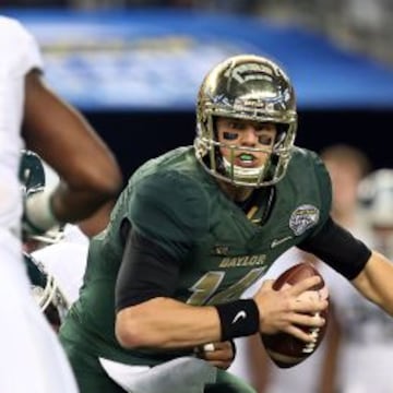 Bryce Petty trata de eludir la presión en un partido de Baylor.