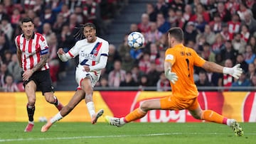 Paris Saint-Germain's French forward #29 Bradley Barcola challenges Athletic Bilbao's Spanish goalkeeper #01 Unai Simon during the UEFA Champions League league phase day 6 football match between Athletic Club Bilbao and Paris Saint-Germain (PSG) at San Mames Stadium in Bilbao on December 10, 2025. (Photo by Cesar MANSO / AFP)