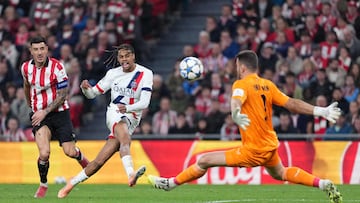 Bradley Barcola ante Unai Simón.