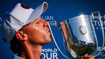 Spain�s David Puig kisses the Joe Kirkwood Cup after winning the Australian PGA Championship at Royal Queensland Golf Club in Brisbane on November 30, 2025. (Photo by Patrick HAMILTON / AFP) / --IMAGE RESTRICTED TO EDITORIAL USE - STRICTLY NO COMMERCIAL USE--