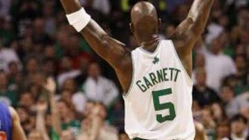 <b>TITÁNICO. </b>Garnett consiguió 33 puntos y siete rebotes ante Detroit.