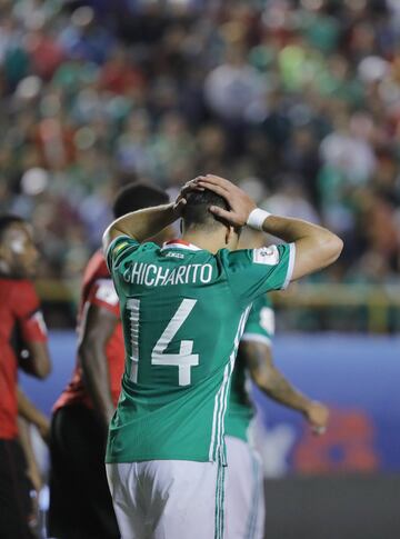 MEX70. SAN LUIS POTOSÍ (MÉXICO), 06/10/2017.- El jugador de México Javier Hernández se lamenta tras fallar una ocasión de gol ante Trinidad y Tobago hoy, viernes 06 de octubre de 2017, durante el partido por las eliminatorias de la Concacaf al Mundial de Rusia 2018, disputado entre México y Trinidad y Tobago en el estadio Alfonso Lastras de la ciudad de San Luis Potosí (México). EFE/José Méndez

