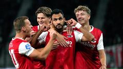 Pavlidis celebra un gol al Heerenveen con sus compañeros.