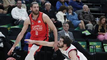 GRA172. VALENCIA, 12/02/2017.- El escolta francés del Valencia Basket Antoine Diot (i) con el balón ante el base del Zaragoza Tomás Bellas (d) durante el partido de la vigésima primera jornada de liga ACB disputado hoy en el pabellón Fuente de San Luis de Valencia. EFE/Miguel Ángel Polo