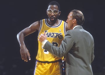 <b>- Años en la NBA:</b> 1982-1994 <br> <b>- Equipos:</b> Los Angeles Lakers. <b>- Medias de su carrera:</b> 17,6 puntos, 5,1 rebotes, 3 asistencias. <br> <b>- Mejor temporada:</b> (1988-89) 20,5 puntos, 6 rebotes, 3,6 asistencias. <br> <b>- Méritos:</b> Tres veces campeón, una vez MVP de las Finales, 7 veces all star. <br> <br> Big Game James, estrella universitaria en la North Carolina en la que jugaba Michael Jordan (1981-82), Worthy fue un alero majestuoso y ultraeficiente (53% o mejor en tiro en sus ocho primeros años NBA) que se complementaba perfectamente con Magic en los Lakers por su velocidad corriendo la pista. Tiraba, anotaba al poste y fue MVP de las Finales en 1988.