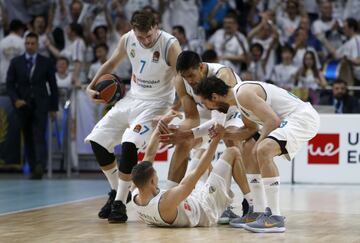 Los jugadores celebran una canasta de Carroll.