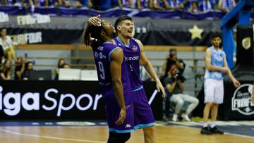 Chumi Ortega celebra una acción con Mathieu Kamba.