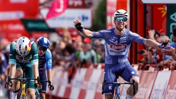 El ciclista australiano del equipo Alpecin-Deceuninck Kaden Groves celebra su victoria en la decimocuarta etapa de la Vuelta a España por delante de Wout van Aert.
