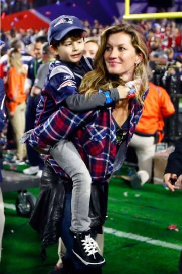 Y, como no podr赤a ser de otra forma, Gisele Bundchen y Tom Brady. La pareja m芍s famosa de la NFL tuvo la oportunidad hace meses de celebrar otra Super Bowl. Como imagino que ya estar谷is hartos de ver a la supermodelo en bikini o traje de noche, cerrar谷 la galer赤a con esta estampa bastante m芍s familiar. La m芍s bella paseando a caballito a su hijo Benjamin Rein.