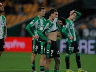 Los jugadores, tras la derrota.