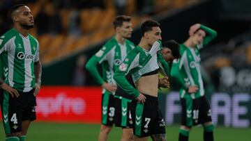 Los jugadores, tras la derrota.