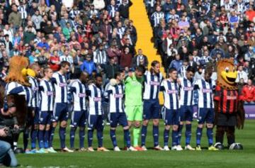 Los jugadores de West Bromwich durante el minuto de silencio para conmemorar el 25 aniversario del desastre de Hillsborough antes del partido de la Premier League entre West Bromwich Albion y el Tottenham Hotspur en The Hawthorns