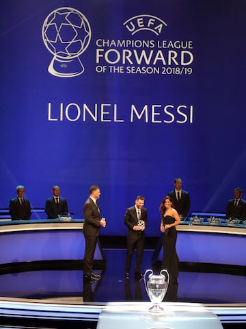 El jugador del Barcelona Leo Messi recoge el premio al mejor delantero de la Champions pasada. 