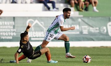 Chema N¨²?ez se marcha con el bal¨®n.