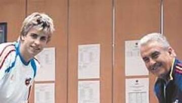 <b>AYER FUE PRESENTADO. </b>Gerard Piqué se presentó con la camiseta del Manchester United acompañado de Alex Ferguson. Piqué es nieto de Amador Bernabeú, ex directivo del Barça, que estuvo con él en el último Europeo Sub-17.