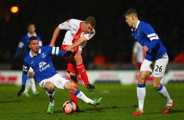 El jugador del Evertonc se rompió la pierna en este lance del partido contra el Stevenage en la FA Cup en 2014.