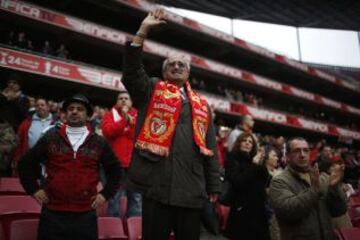 Cariñosa despedida a Eusebio de los seguidores en el Estadio de La Luz.