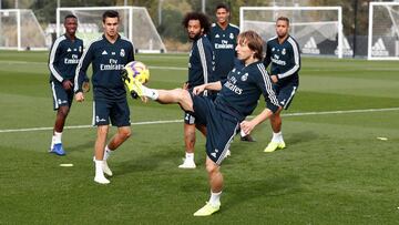 Modric controla un bal&oacute;n ante la mirada de sus compa&ntilde;eros.