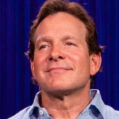 Qué fue de Steve Guttenberg, la estrella de ‘Loca academia de policía’ que se ausentó para cuidar a su familia