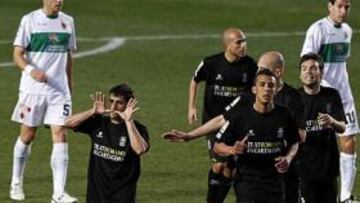 <b>DOBLETE. </b>Víctor celebra uno de los tantos marcados ayer, en el Martínez Valero.