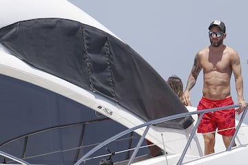 La familia Messi-Roccuzzo disfruta de unas id¨ªlicas vacaciones a bordo de un c¨®modo barco por las costas de las Islas Pitiusas.