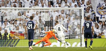 El jugador del Real Madrid Sergio Ramos marca el 2-0 de penalti. 