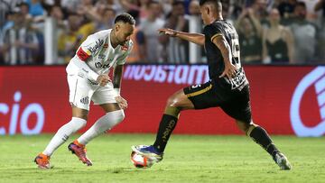 AME902. SANTOS (BRASIL), 16/02/2025.- Neymar (i) de Santos disputa un balón con Villian Guilherme Gonçalves de Água Santa este domingo, durante un partido del Campeonto Paulista entre Santos y Água Santa, en el Estadio Urbano Caldeira en Santos (Brasil). EFE/ Guilherme Dionizio