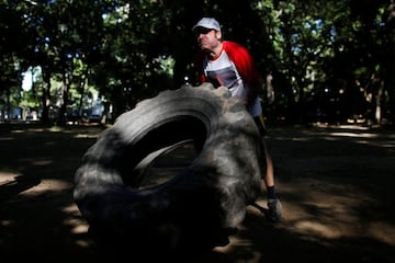 Este gimnasio al aire libre en Caracas est¨¢ construido con cemento, barras y otros materiales reciclados.