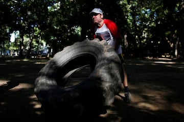 Este gimnasio al aire libre en Caracas est construido con cemento, barras y otros materiales reciclados.