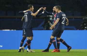 Anthony Martial celebró el primer gol con sus compañeros.