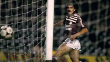 Una de las mayores sorpresas negativas de la historia del club azulgrana, que había ganado 2-4 en la ida en Francia. Schuster, altivo, prometió regalar un jamón a los franceses en la vuelta para agradecerles los obsequidos que les hicieron la ida. "Nos tomaron por turistas y eso nos llegó", explicó en la UEFA el centrocampista Vicent Bracigliano. A lomos de Kurbos, el Metz le dio la vuelta a la eliminatoria. El Barça aprendió de ello y supo rectificar. Terminó ganando la Liga en la temporada 1984-85.