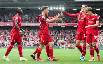 El Liverpool completa el top-5 de los equipos m¨¢s valorados para Transfermarkt. El equipo 'red' tiene a dos de los tres integrantes de su tridente en la c¨²spide de la valoraci¨®n. As¨ª, Salah (100) y Man¨¦ (85) son los primeros del equipo entrenador por Klopp. Para encontrar a Firmino (40) hay que pasar por Alexander-Arnold (75), Robertson (65), Alisson y Fabinho (60), Van Dijk (55) y Diogo Jota (45).
