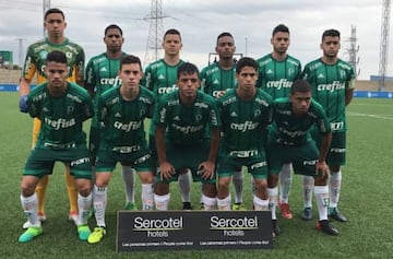 Rodrigo, el tercero arriba desde la izquierda, con el Palmeiras en el pasado Mundialito Sub-17.