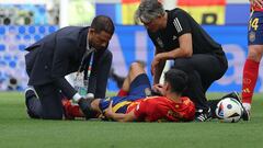 Pedri es atendido en su lesión de Alemania.