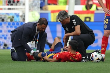 Pedri, atendido por los médicos de la Selección tras la lesión de Kroos.