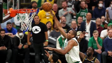 Al Horford encesta una canasta en el Juego 3 de las NBA Finals.