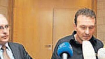 <b>CULPABLE. </b>Museeuw (dcha.) con su abogado en la rueda de prensa.