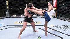 Cynthia Calvillo golpea a Jessica Eye en el UFC Las Vegas 2.