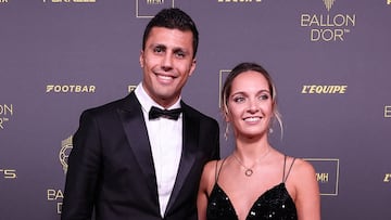 El centrocampista español del Manchester City, Rodri, posa antes de la ceremonia de entrega del Balón de Oro de Fútbol de Francia 2023.