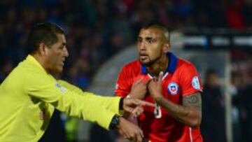 Arturo Vidal protesta una jugada al juez de línea.